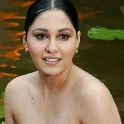 Pooja Chopra 飾演 Captain Maya Semwal