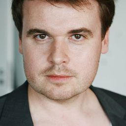 Tobias Nath 飾演 Axel