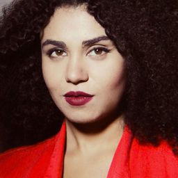 Victoria Long 飾演 Lola