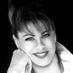 Tonie Perensky 飾演 Darla