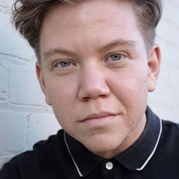 Harvey Zielinski 飾演 Detective Jones