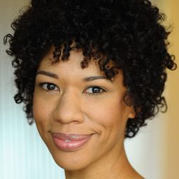 Ayanna Berkshire - 校巴的村民演員 飾演Officer Garland