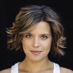 安德莉亞·羅司 飾演 Julia