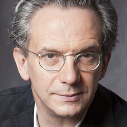 Fabio Luisi 飾演 Conductor