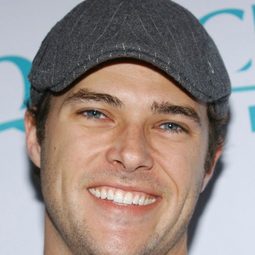 萊恩·杜姆 飾演 Evan