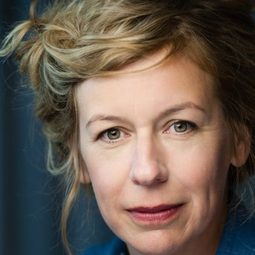 Esther Coles - EMMA：上流貴族演員 飾演Mrs. Cox