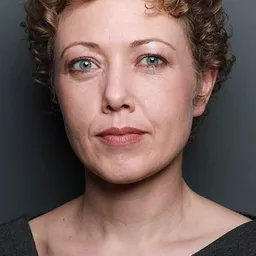 Melanie Cruz 飾演 Janet