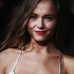 Lou Luttiau 飾演 Céline