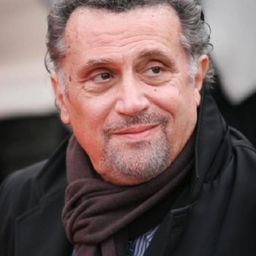 安德烈·隆卡多 飾演 Gualtiero