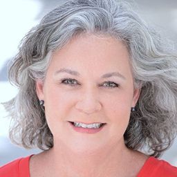 Elizabeth Becka 飾演 Mrs. Charles