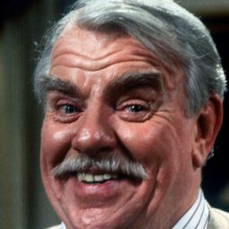 Windsor Davies 飾演 David Lloyd George
