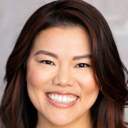 Desiree Mee Jung 飾演 Journalist