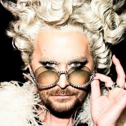 Fredrik Robertsson 飾演 