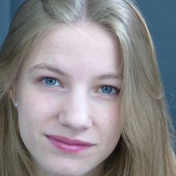 Lara Marie Müller 飾演 Silke