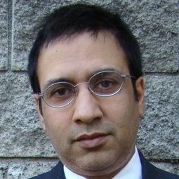 Naveen - 擊情演員 飾演Pakistani