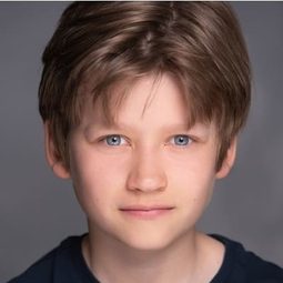 弗林·愛德華茲 飾演 Marcus
