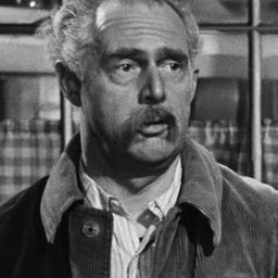 Camille Guérini - 浴室情殺案演員 飾演Photographer