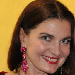 Iwona Katarzyna Pawlak 飾演 Hrabina