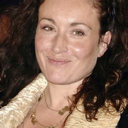 Lucy Cohu - 中間人 2演員 飾演Niki