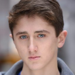 索耶·巴斯 飾演 Flake