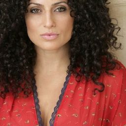 Melanie Benz - 鐵馭神兵演員 飾演Dr. Geanopulos