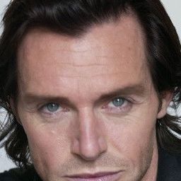 Kevin Howarth 飾演 Mortimer Shade