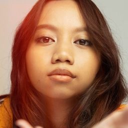 Deena Ezral 飾演 Farah