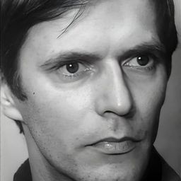 Sergey Zamorev 飾演 old man