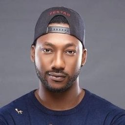 Yomi Alvin 飾演 Jason