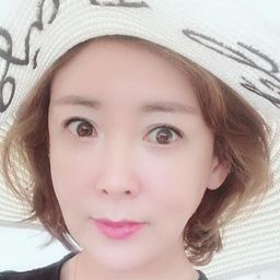 Lee Sang-ah 飾演 Mrs. Yoo