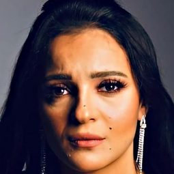 Heba Khayal 飾演 صحفية