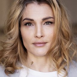 Tanja Wenzel 飾演 Vicky