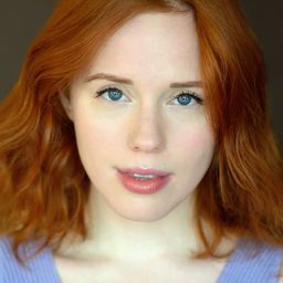 Madeline Harvey 飾演 Alice