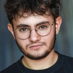 James Goldman 飾演 Derek