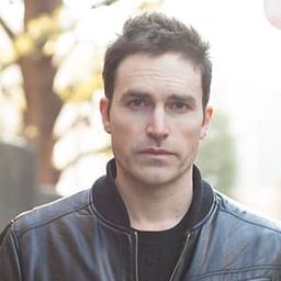 Jeffrey Rowe 飾演 Jerry