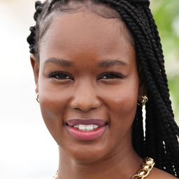 Siran Riak 飾演 Julia