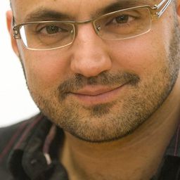 Stéphane Moukarzel 飾演 Carlos