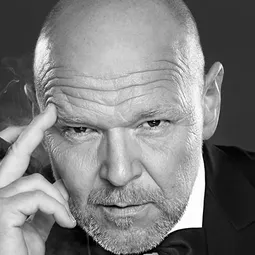Marek Vašut 飾演 Drunken Male IMF Agent