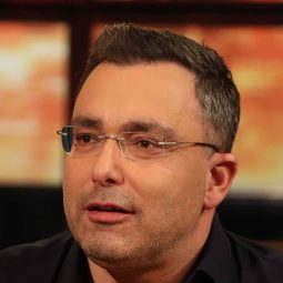 András Sváby 飾演 Riporter