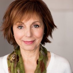 Nancy Linari 飾演 Voice of Brenda