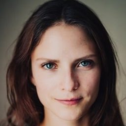 Paulette Hernández 飾演 Camila