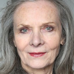 Laurence Roy 飾演 Jean's Mother