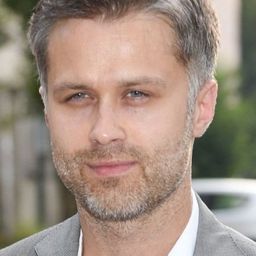 馬奇·札柯史查尼 飾演 Paweł Raszyński