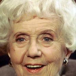 Denise Grey 飾演 Mme Valender - la mère de Julietta et Martine