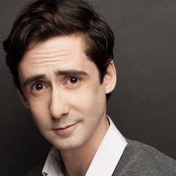 Amitai Marmorstein 飾演 Tech Elf Robrob