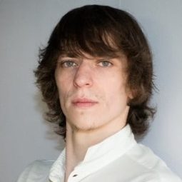 Denis Savin 飾演 Couple in Red