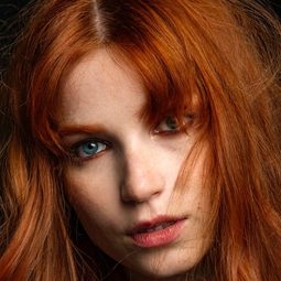 Anastasia Doaga 飾演 Mia