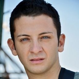 Armando Pizzuti 飾演 Santilli