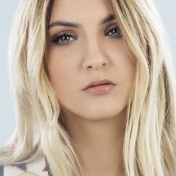 Julia Michaels 飾演 Self