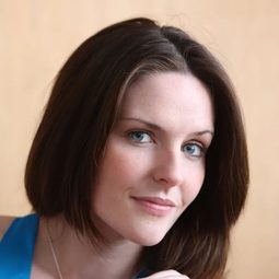 Ashley Lilley 飾演 Ali